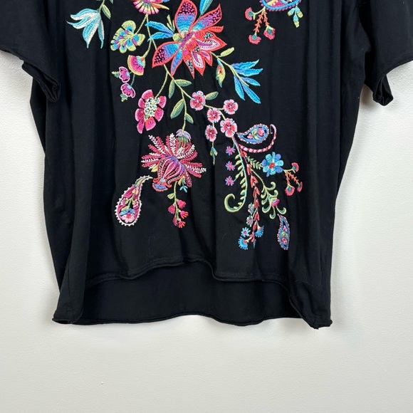 Johnny Was Top XL Black Raw Hem V-Neck Tee Embroidered Floral 100% Cotton - Picture 6 of 11